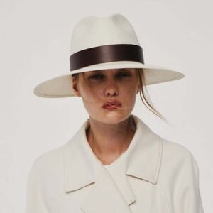 Janessa Leoné Corbin hat